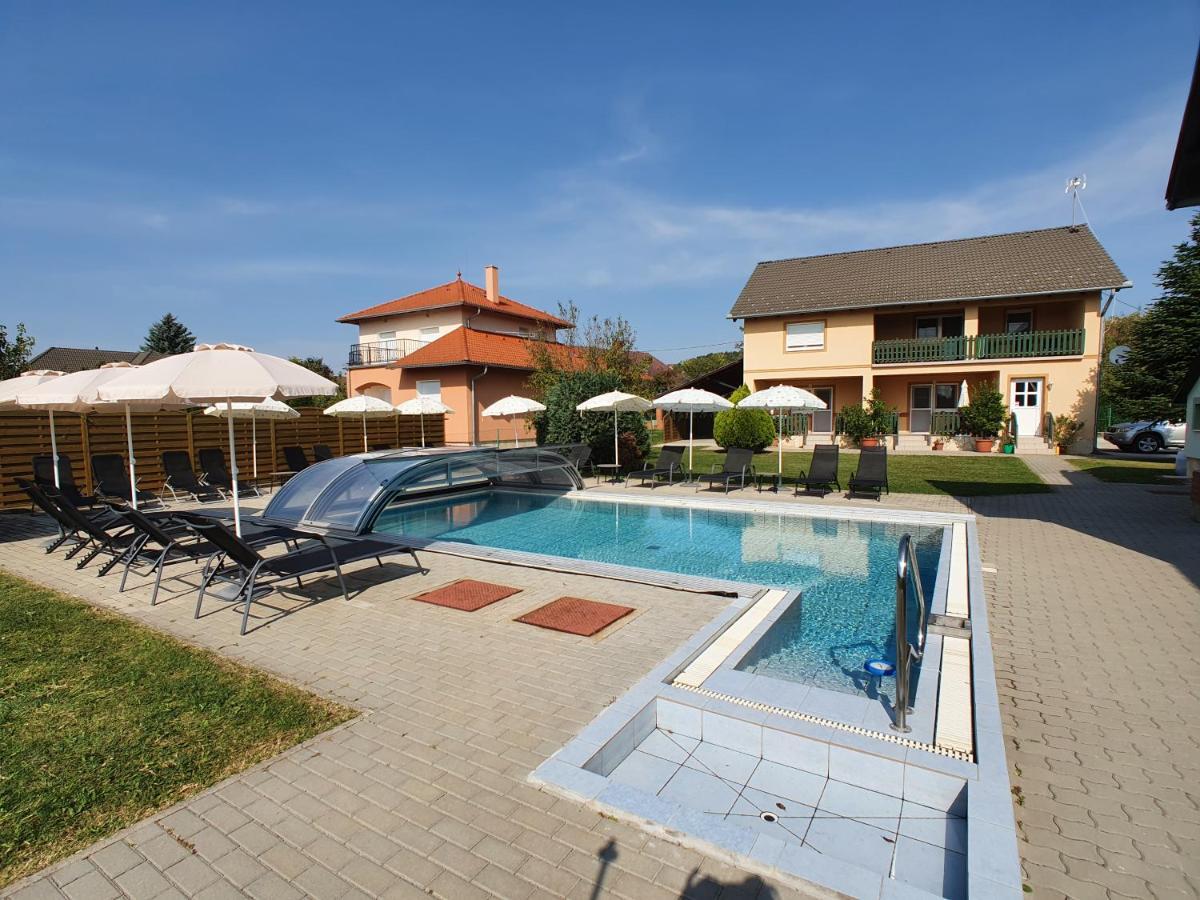 Krisztián Apartmanház Vonyarcvashegy Exterior foto