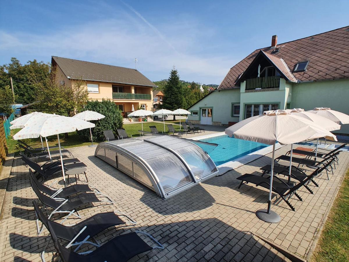 Krisztián Apartmanház Vonyarcvashegy Exterior foto