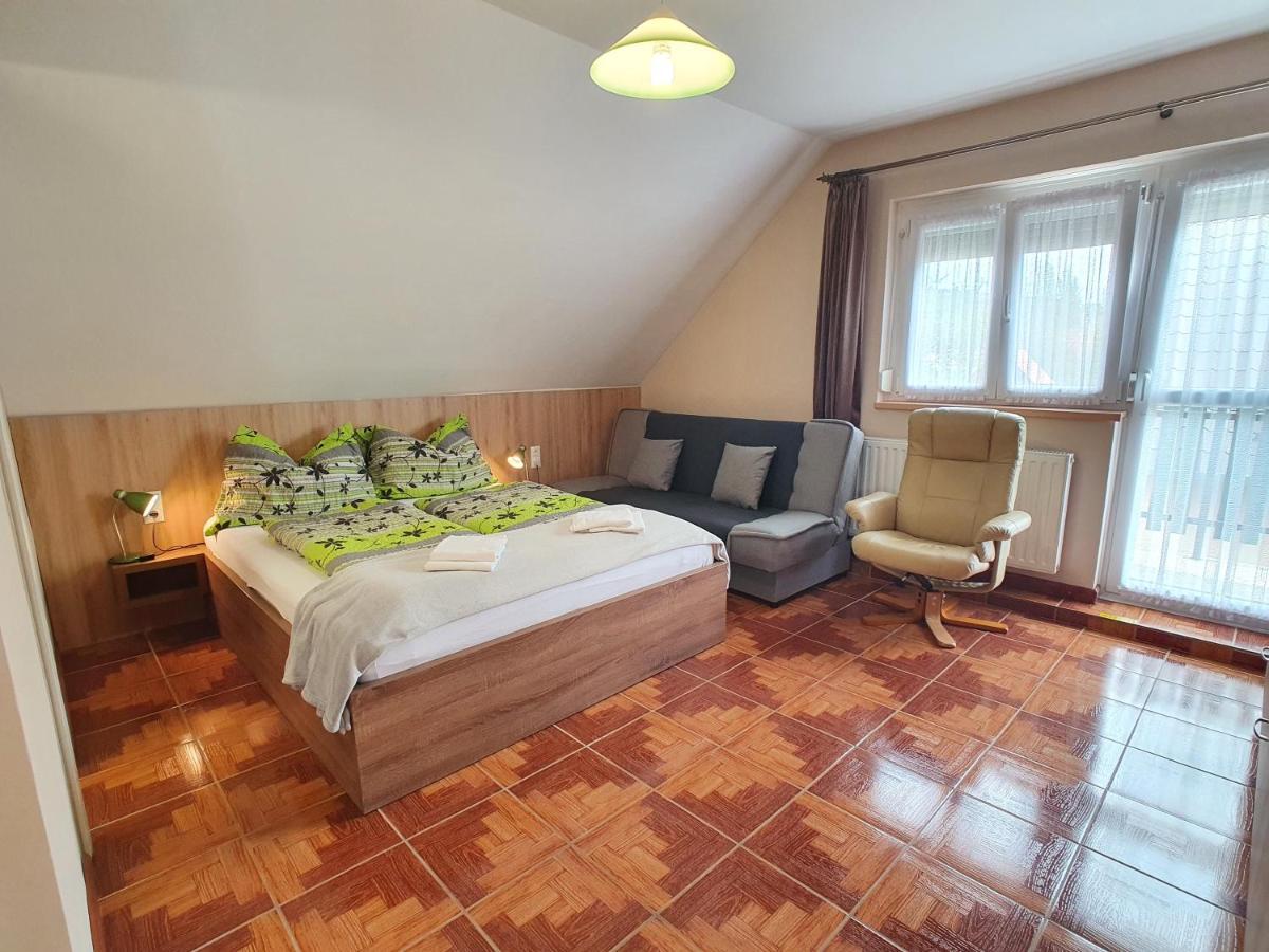 Krisztián Apartmanház Vonyarcvashegy Exterior foto