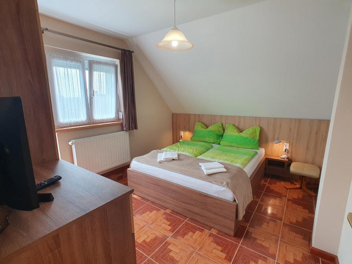 Krisztián Apartmanház Vonyarcvashegy Exterior foto