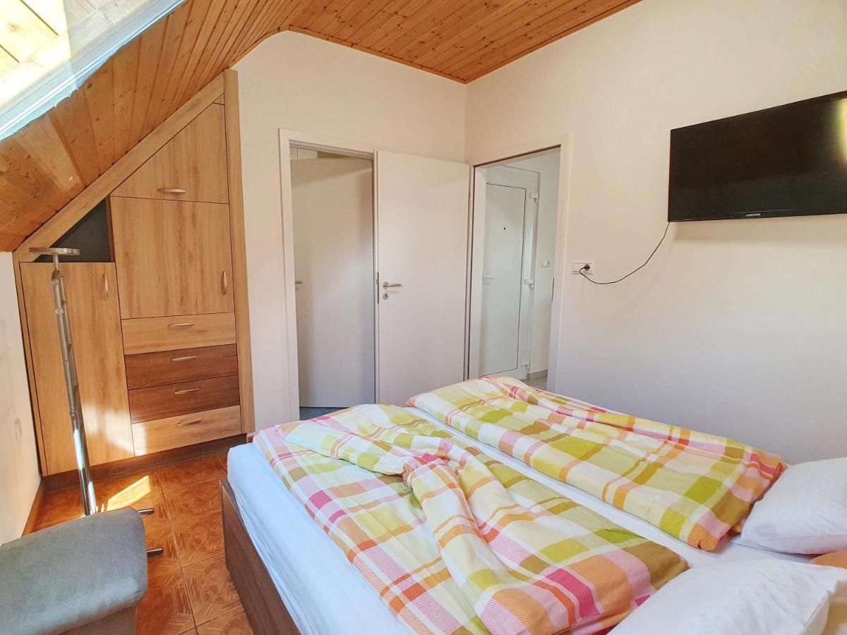 Krisztián Apartmanház Vonyarcvashegy Exterior foto