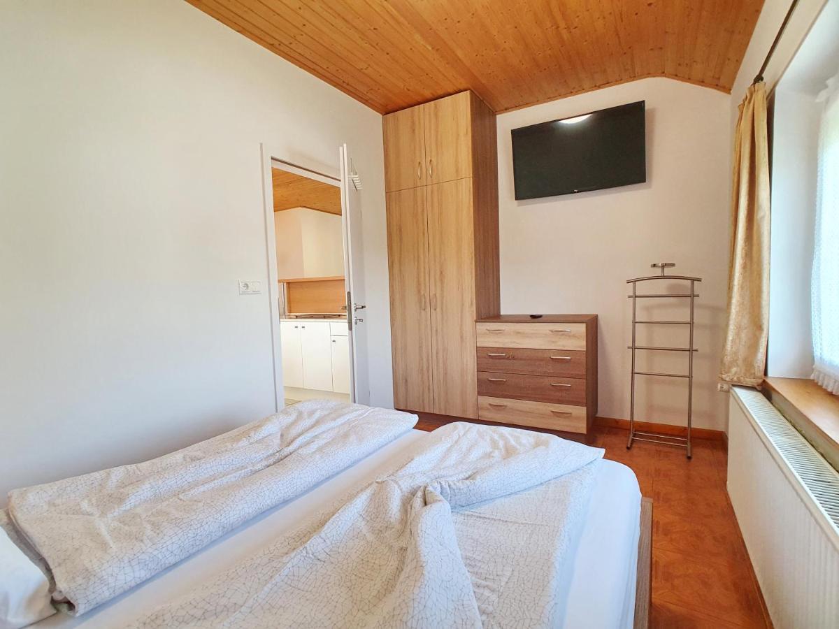 Krisztián Apartmanház Vonyarcvashegy Exterior foto