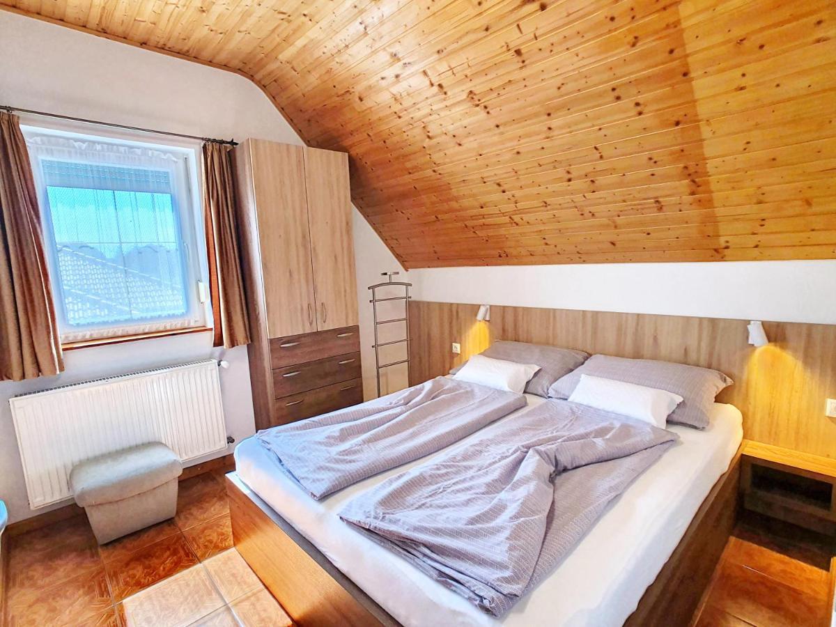 Krisztián Apartmanház Vonyarcvashegy Exterior foto