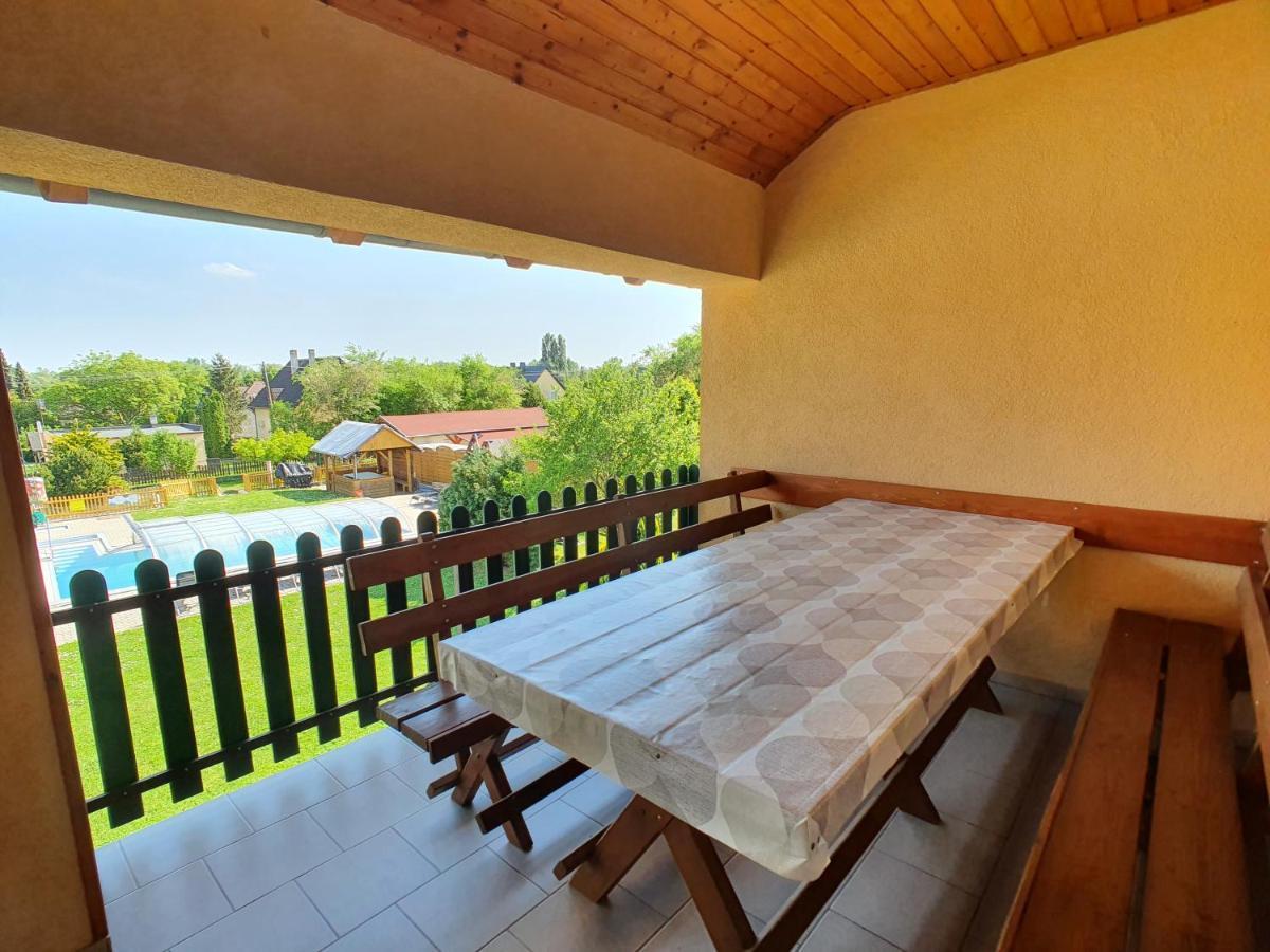 Krisztián Apartmanház Vonyarcvashegy Exterior foto