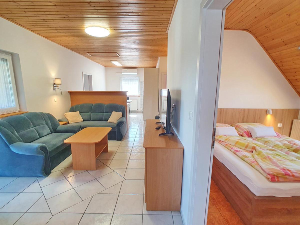 Krisztián Apartmanház Vonyarcvashegy Exterior foto