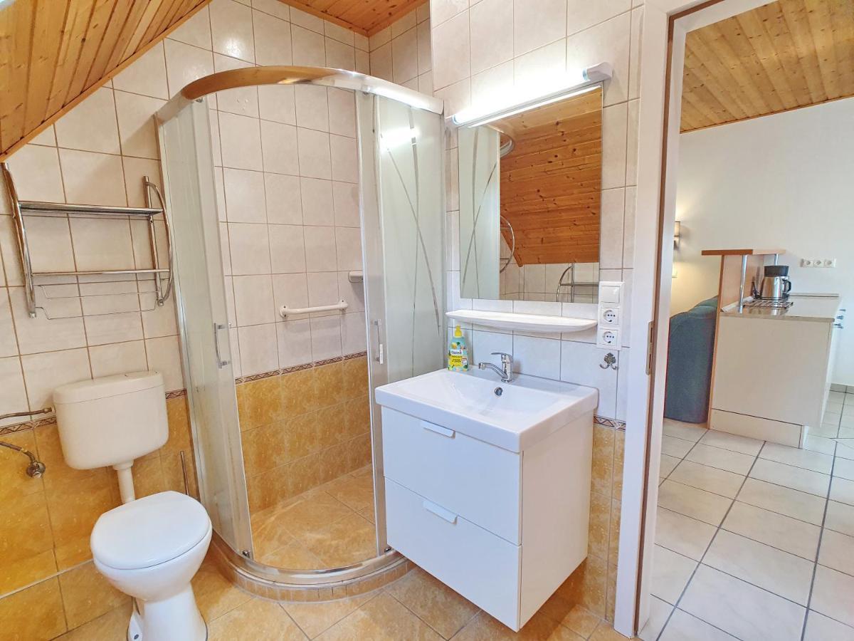 Krisztián Apartmanház Vonyarcvashegy Exterior foto