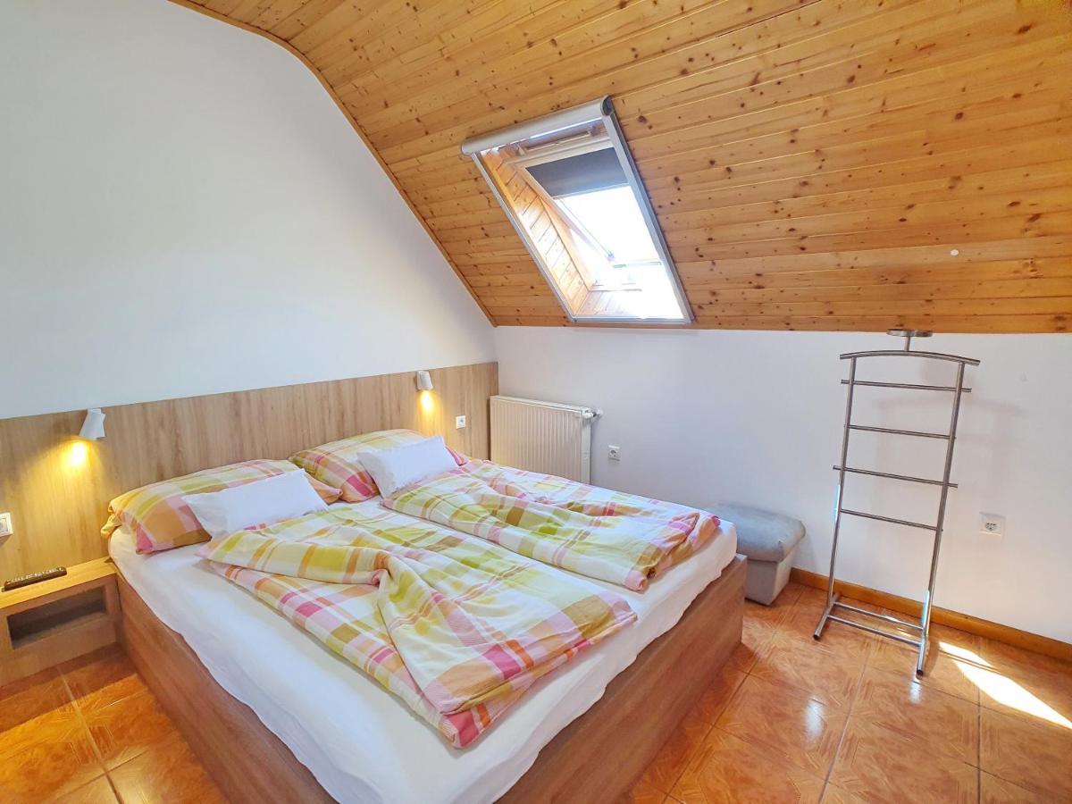 Krisztián Apartmanház Vonyarcvashegy Exterior foto
