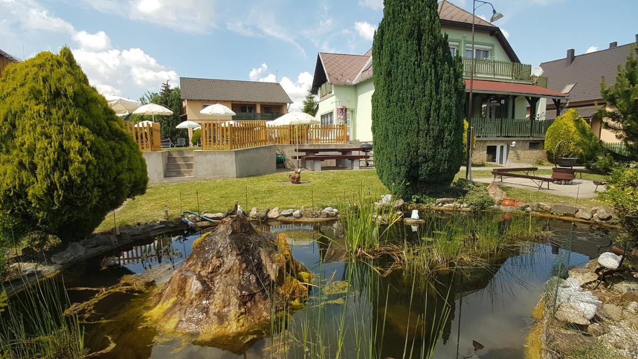 Krisztián Apartmanház Vonyarcvashegy Exterior foto